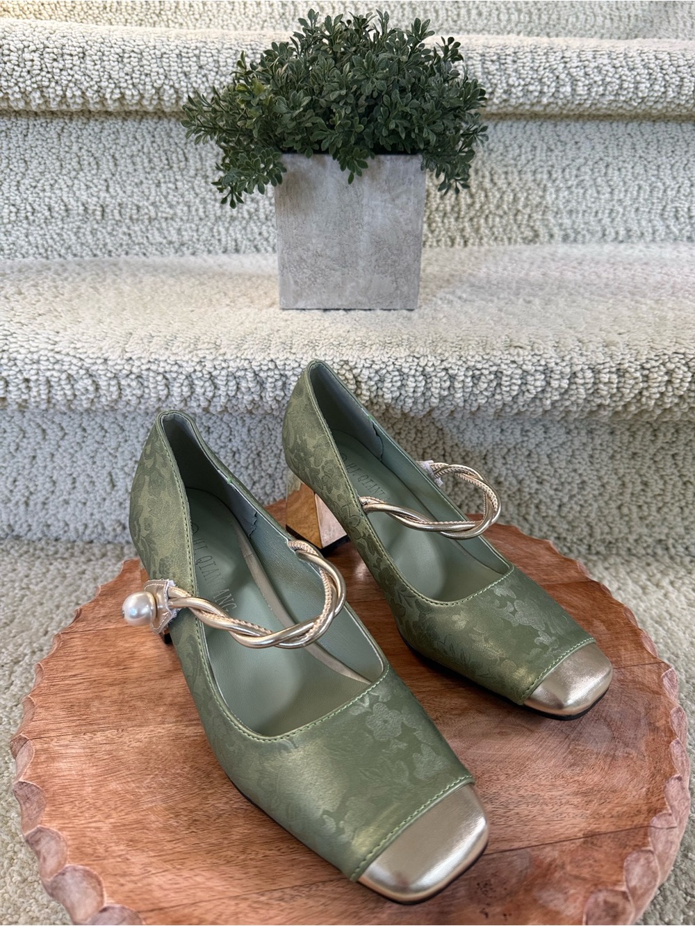 Elegant Green Gold Metallic-Trim Women's Pumps.